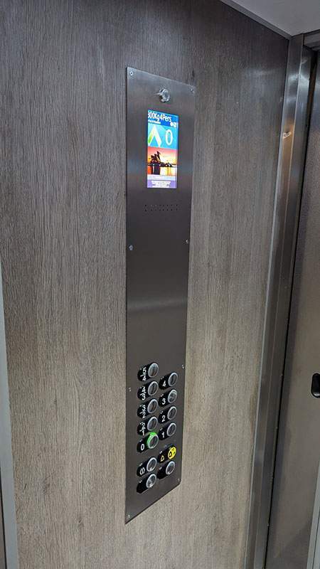 Panneau de commande à l'intérieur d'une cabine d'ascenseur Paris